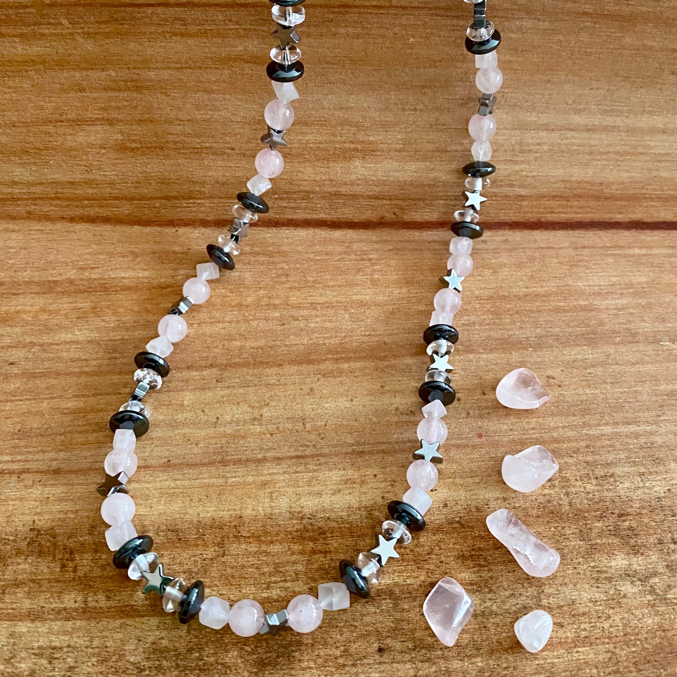 Rosenquarzkette mit Hämatit und Bergkristall